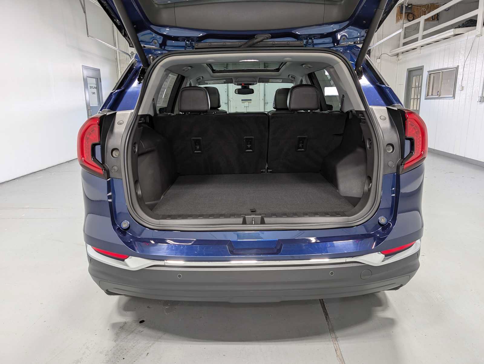 Used 2022 GMC Terrain SLT w/ Tech Package AWD/4WD image 39