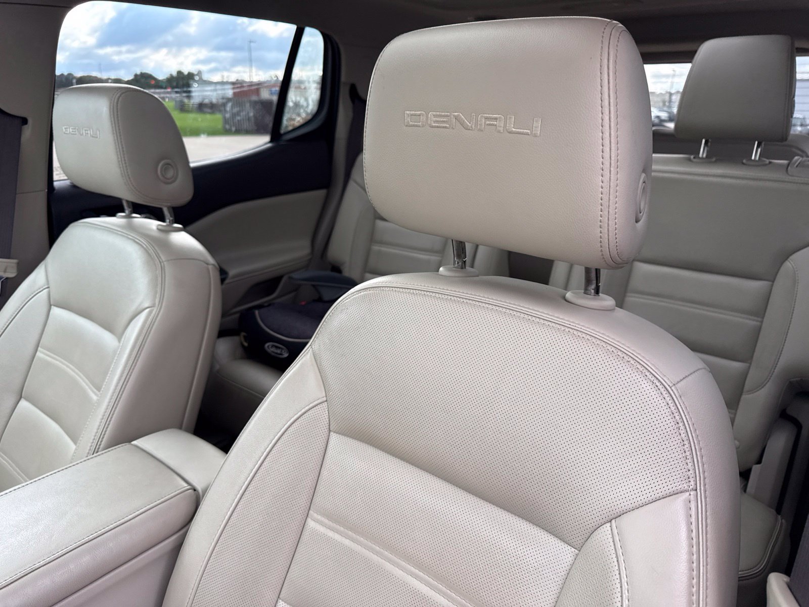 Used 2017 GMC Acadia Denali w/ Technology Package FWD image 3
