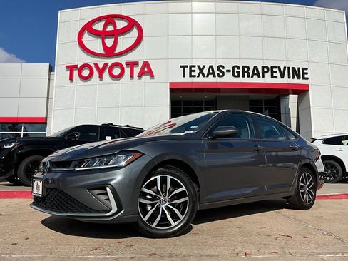 Used 2025 Volkswagen Jetta SE image 2