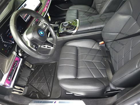 Used 2023 BMW i7 xDrive60 AWD/4WD image 13