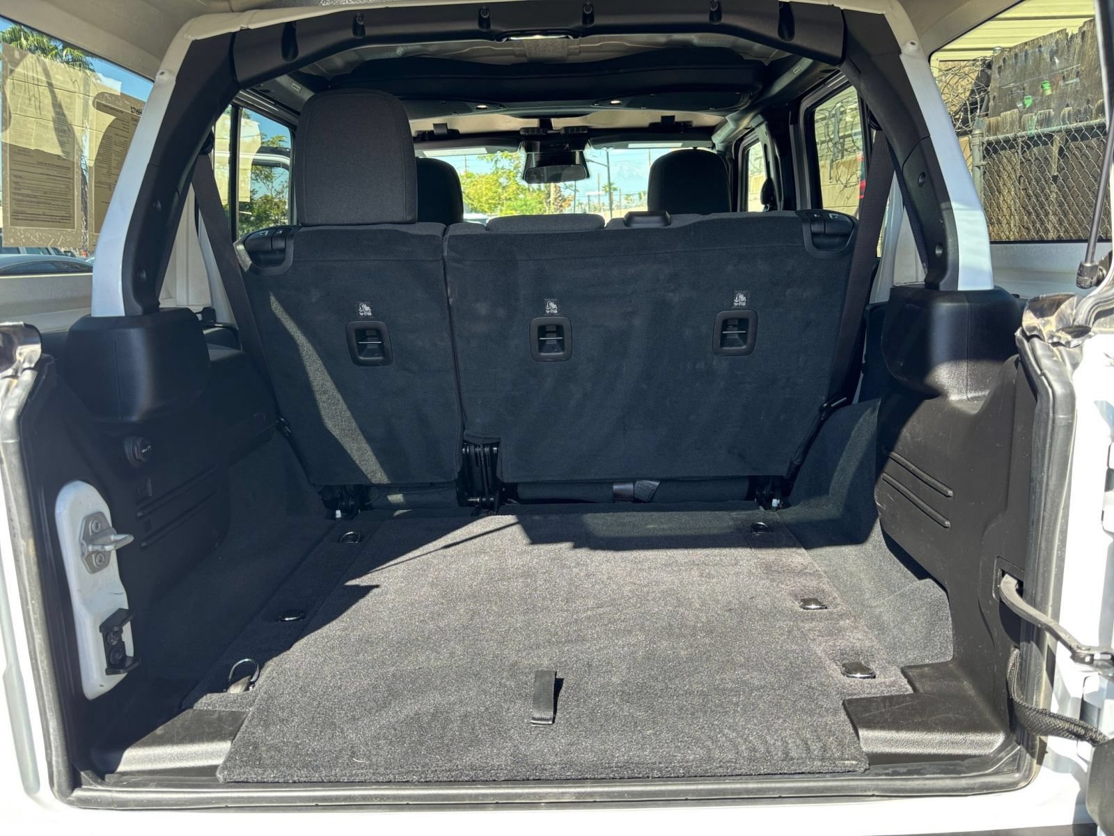 Used 2025 Jeep Wrangler Unlimited Sahara AWD/4WD image 30