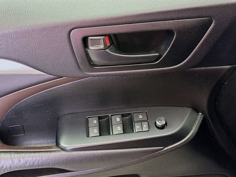 Used 2015 Toyota Highlander Plus FWD image 17