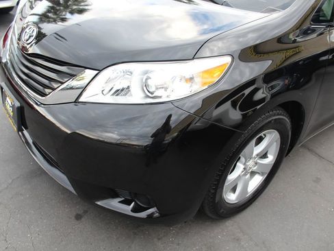 Used 2012 Toyota Sienna LE image 10