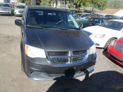 Used 2012 Dodge Grand Caravan SE image 2