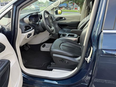 Used 2023 Chrysler Pacifica Touring-L FWD image 8