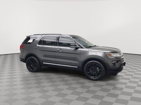 Used 2018 Ford Explorer XLT w/ Equipment Group 202A AWD/4WD image 45