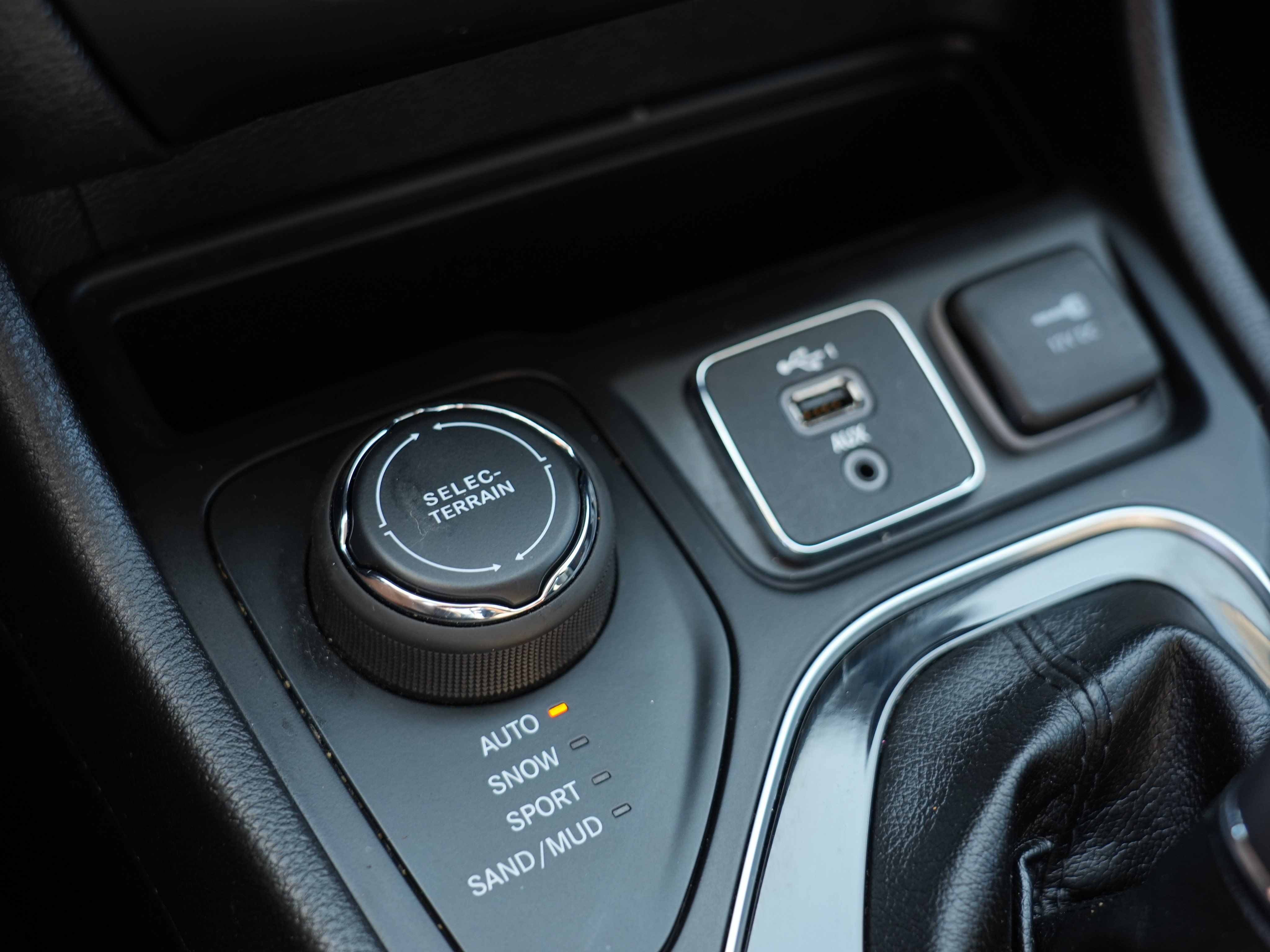 Used 2019 Jeep Cherokee Limited AWD/4WD image 33