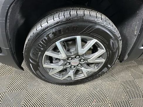 Used 2022 GMC Acadia SLE w/ Driver Convenience Package FWD image 10