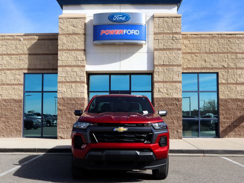 Used 2024 Chevrolet Colorado LT w/ Advanced Trailering Package image 3