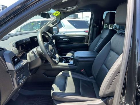 Used 2025 Chevrolet Suburban LT AWD/4WD image 17