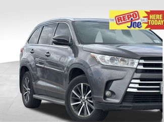 Used 2019 Toyota Highlander XLE FWD video 1
