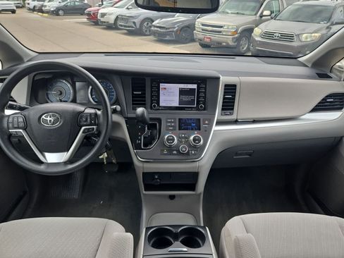 Used 2018 Toyota Sienna LE FWD image 15