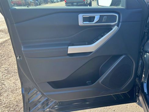 Used 2022 Ford Explorer XLT AWD/4WD image 6