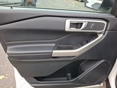 Used 2022 Ford Explorer XLT image 13