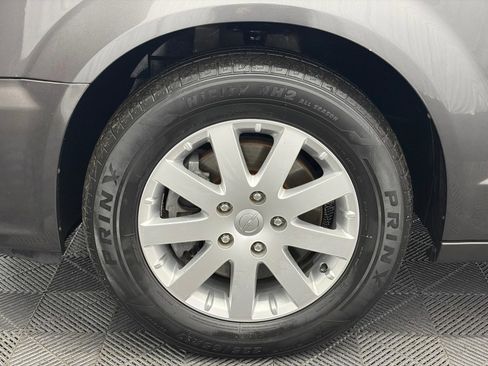 Used 2016 Chrysler Town & Country Touring FWD image 34