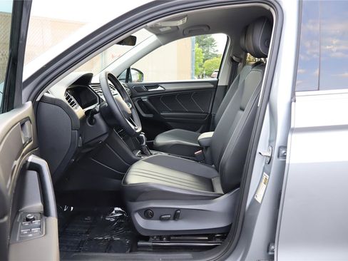 Certified 2024 Volkswagen Tiguan SE FWD image 12