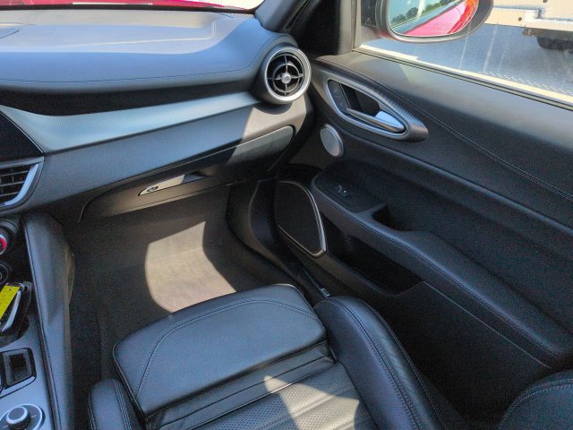 Used 2023 Alfa Romeo Giulia Veloce RWD image 16