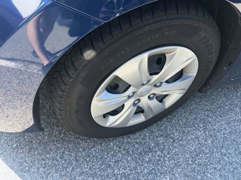 Used 2016 Hyundai Elantra SE image 2