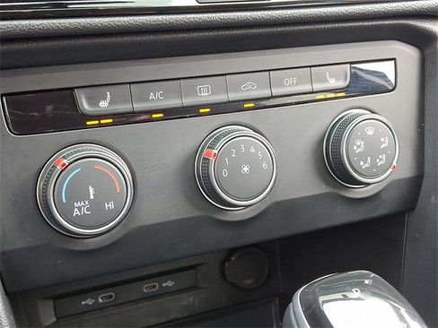 Used 2022 Volkswagen Taos SE image 15