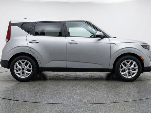 Used 2025 Kia Soul LX w/ LX Technology Package FWD image 11