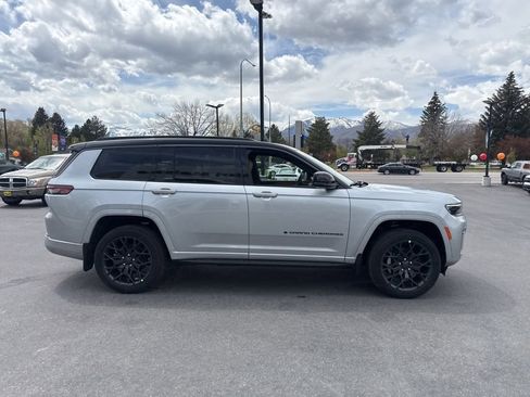 New 2026 Jeep Grand Cherokee L Summit w/ Obsidian Package AWD/4WD image 4