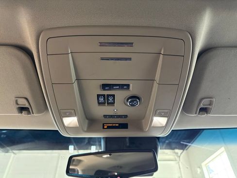 Used 2018 Chevrolet Suburban Premier AWD/4WD image 24
