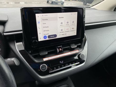 Used 2025 Toyota Corolla LE image 30