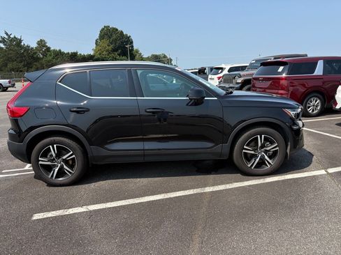 Used 2025 Volvo XC40 B5 Core AWD/4WD image 2