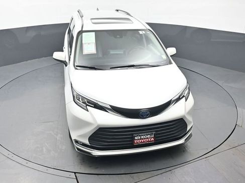Used 2022 Toyota Sienna XLE image 49