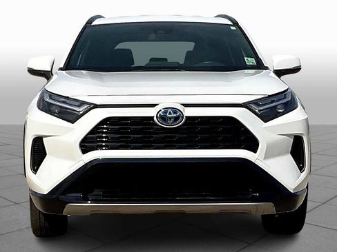 Used 2024 Toyota RAV4 SE image 3