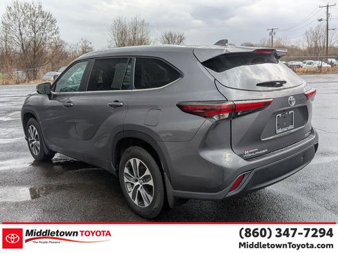 Certified 2024 Toyota Highlander XLE image 5