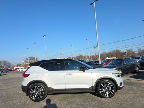 Used 2022 Volvo XC40 T5 R-Design w/ Protection Package Premier image 4