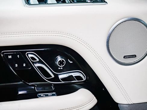 Used 2020 Land Rover Range Rover HSE image 19