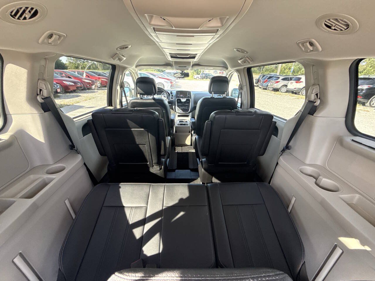 Used 2016 Chrysler Town & Country Touring-L w/ Driver Convenience Group FWD image 18
