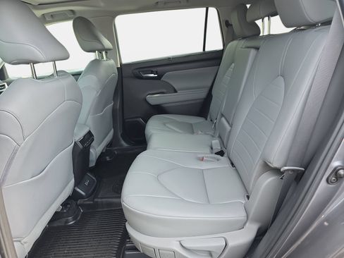 Used 2023 Toyota Highlander XLE FWD image 15