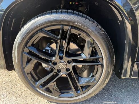 New 2026 Volkswagen Tiguan SE R-Line FWD image 24