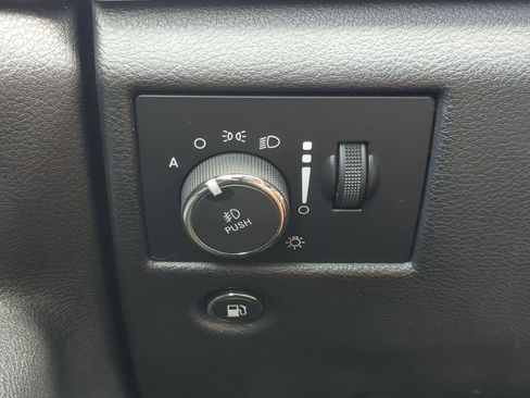 Used 2020 Jeep Grand Cherokee Overland AWD/4WD image 17