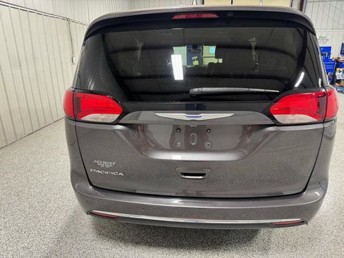 Used 2018 Chrysler Pacifica Touring-L Plus FWD image 6