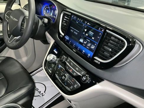 Used 2024 Chrysler Pacifica Touring-L image 15