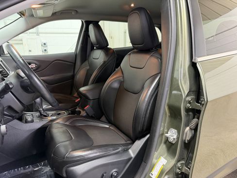 Used 2019 Jeep Cherokee Latitude Plus w/ Cold Weather Group AWD/4WD image 10