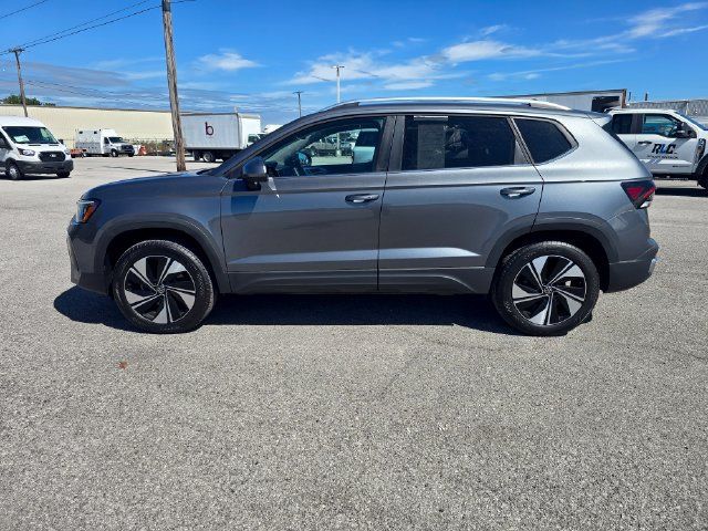 Used 2025 Volkswagen Taos SE AWD/4WD image 7