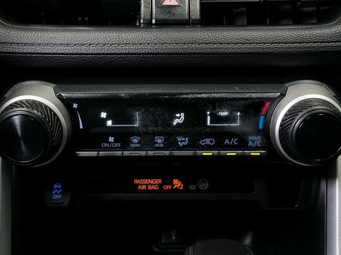 Used 2020 Toyota RAV4 LE FWD image 22