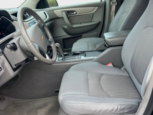 Used 2017 Chevrolet Traverse LT w/ Style and Technology Package FWD image 9