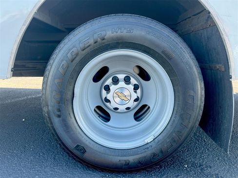 Used 2017 Chevrolet Express 3500 image 25
