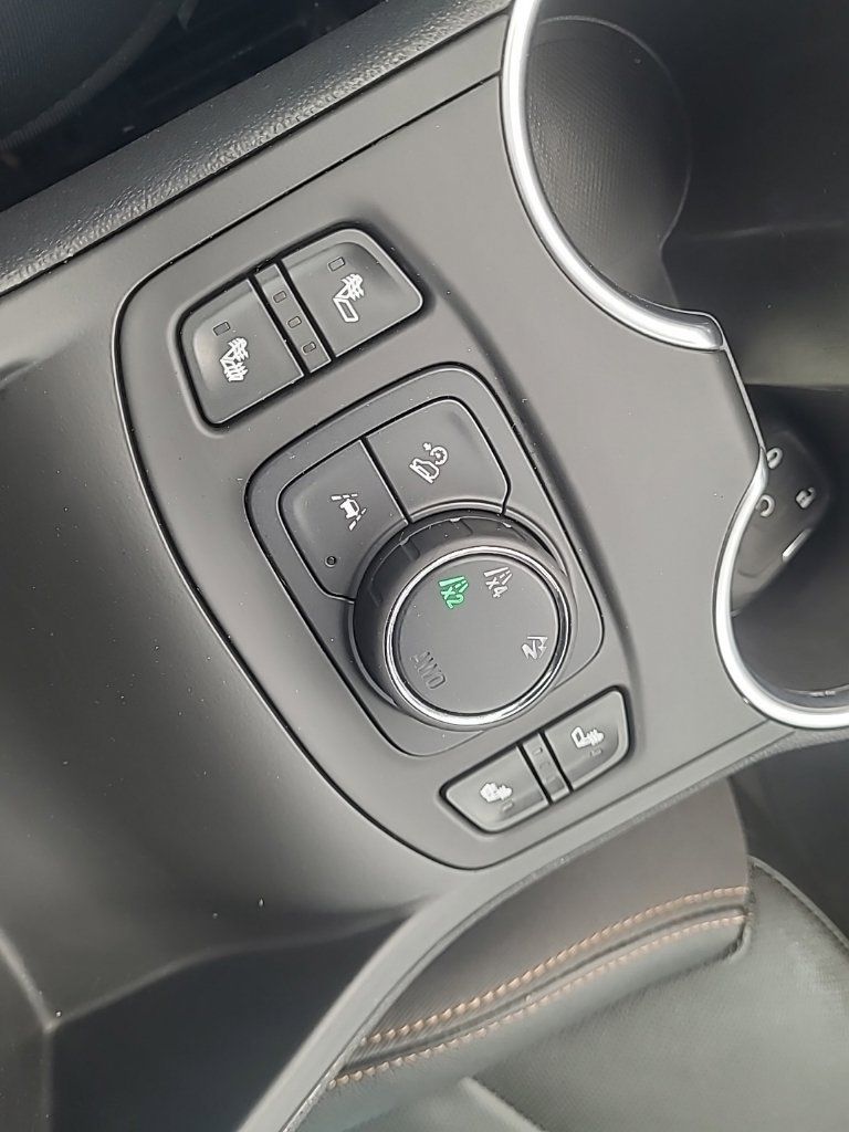 Used 2020 GMC Terrain SLT AWD/4WD image 25