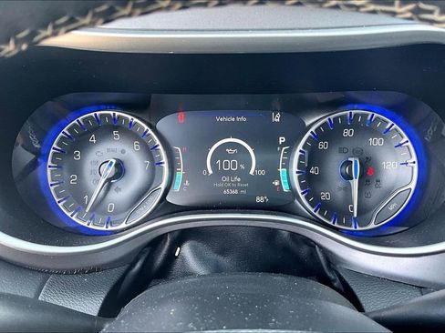 Used 2023 Chrysler Pacifica Touring-L FWD image 13