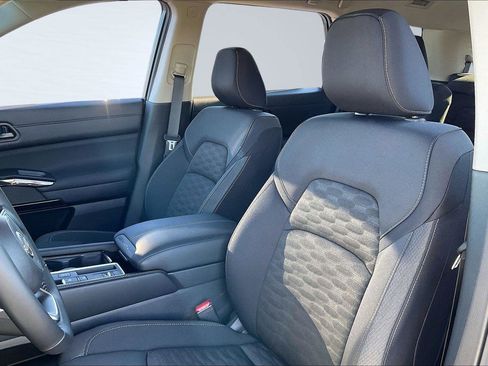 Used 2025 Nissan Pathfinder SV w/ SV Premium Package image 25