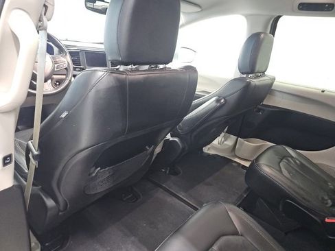 Used 2020 Chrysler Pacifica Touring-L image 19