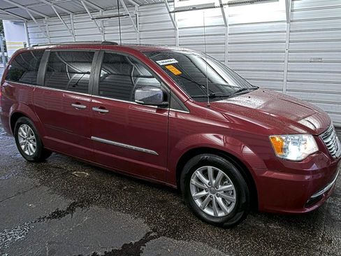 Used 2016 Chrysler Town & Country Limited Platinum FWD image 2