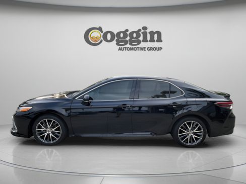 Used 2024 Toyota Camry XLE FWD image 3